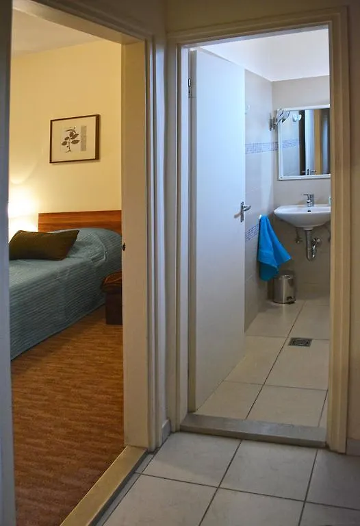 Airport Glossel Panzio Vecses Bed & Breakfast